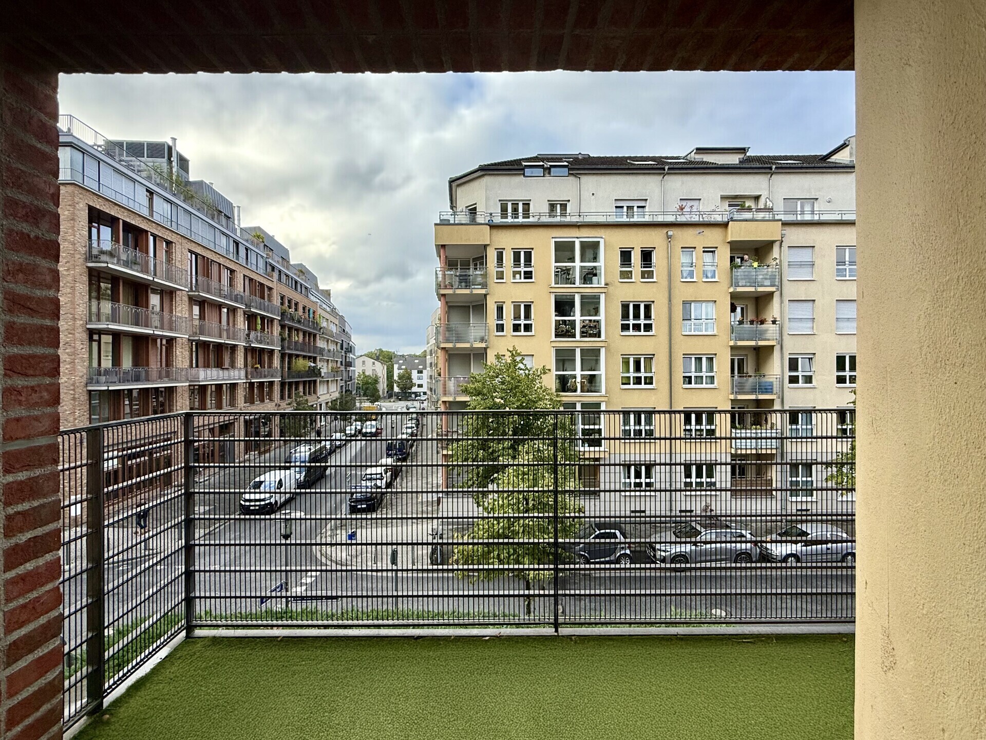 Sonnenbalkon teilweise überdacht