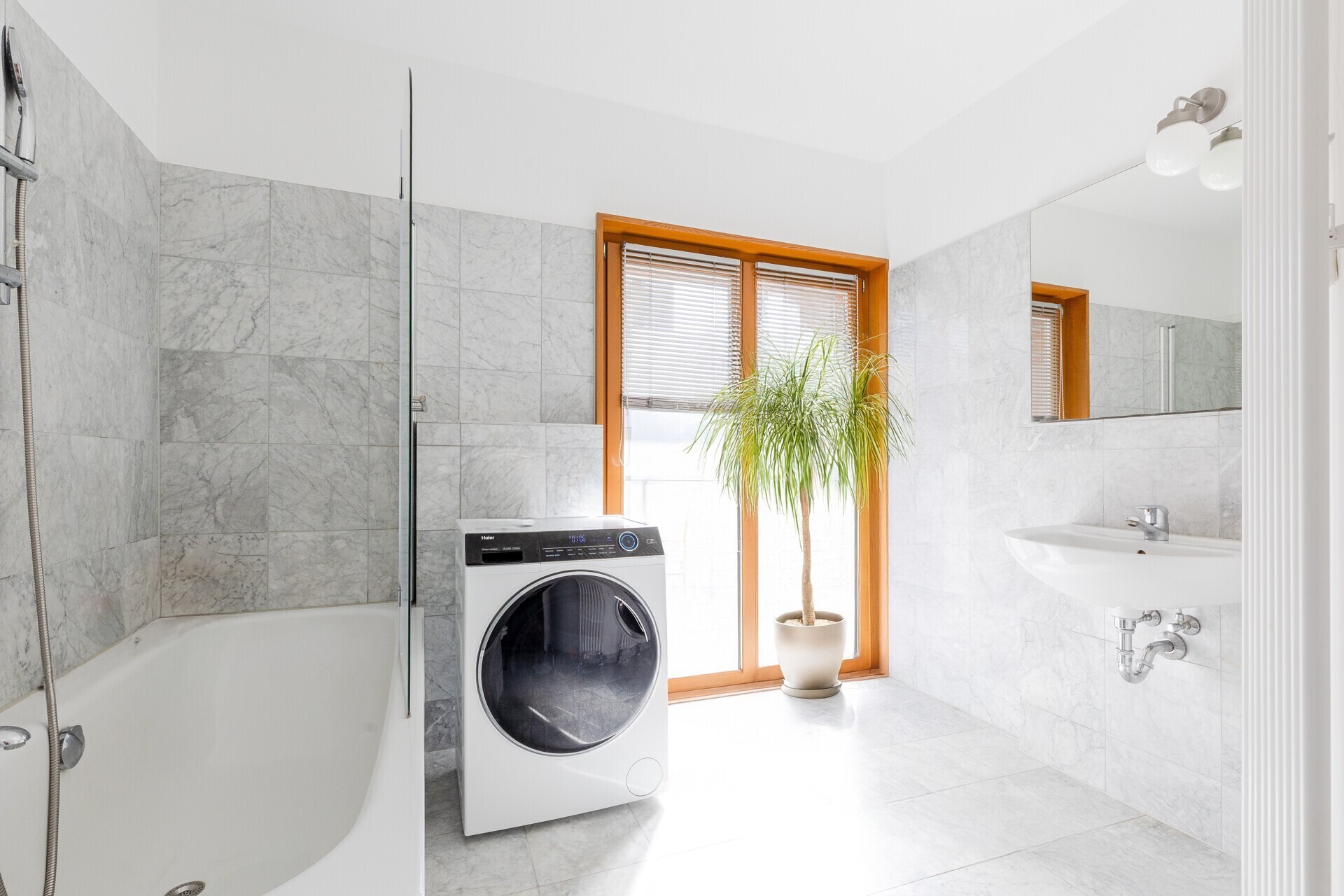 Geräumiges Tageslicht-Badezimmer