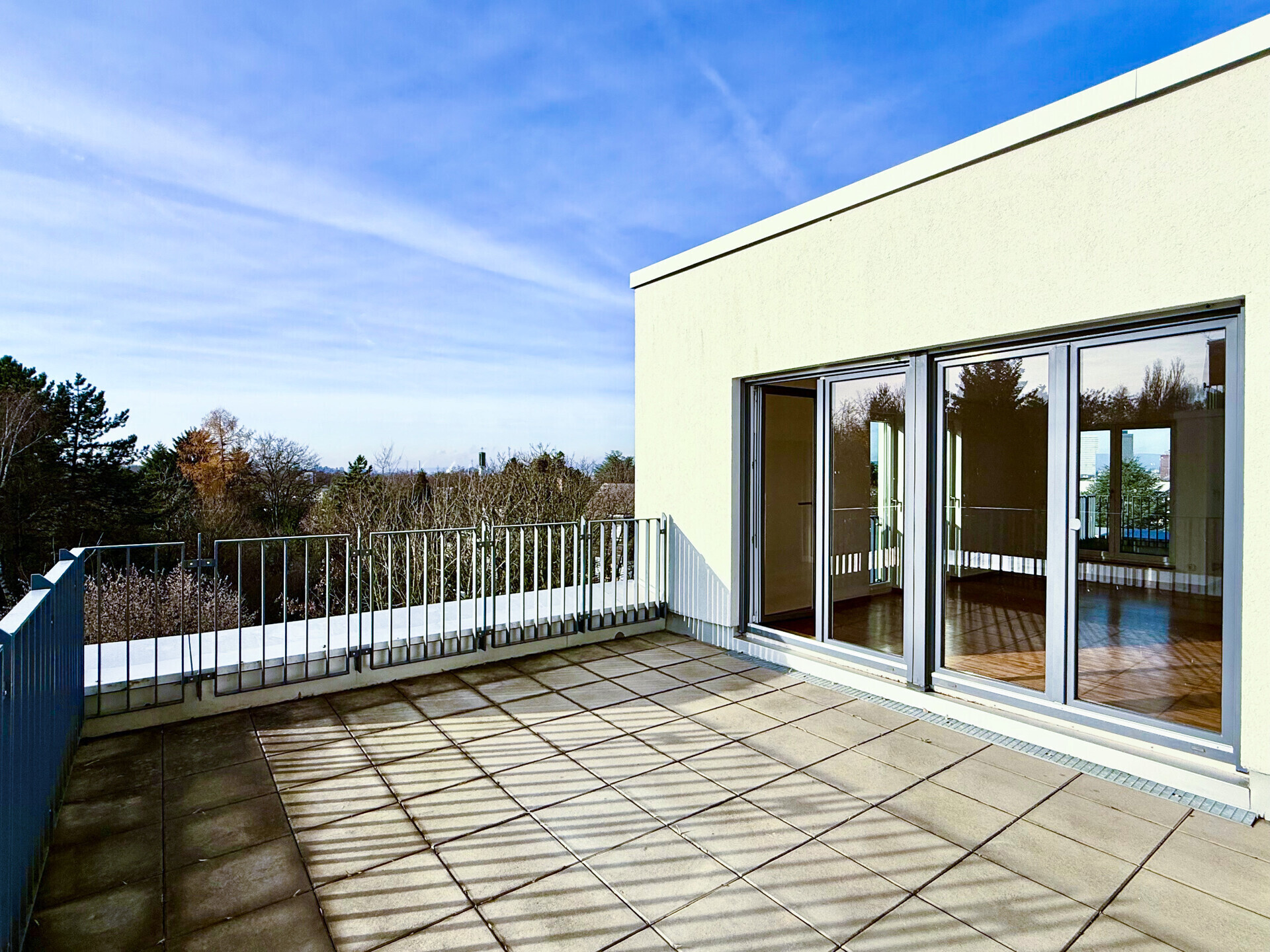 Großzügige Fensterfronten