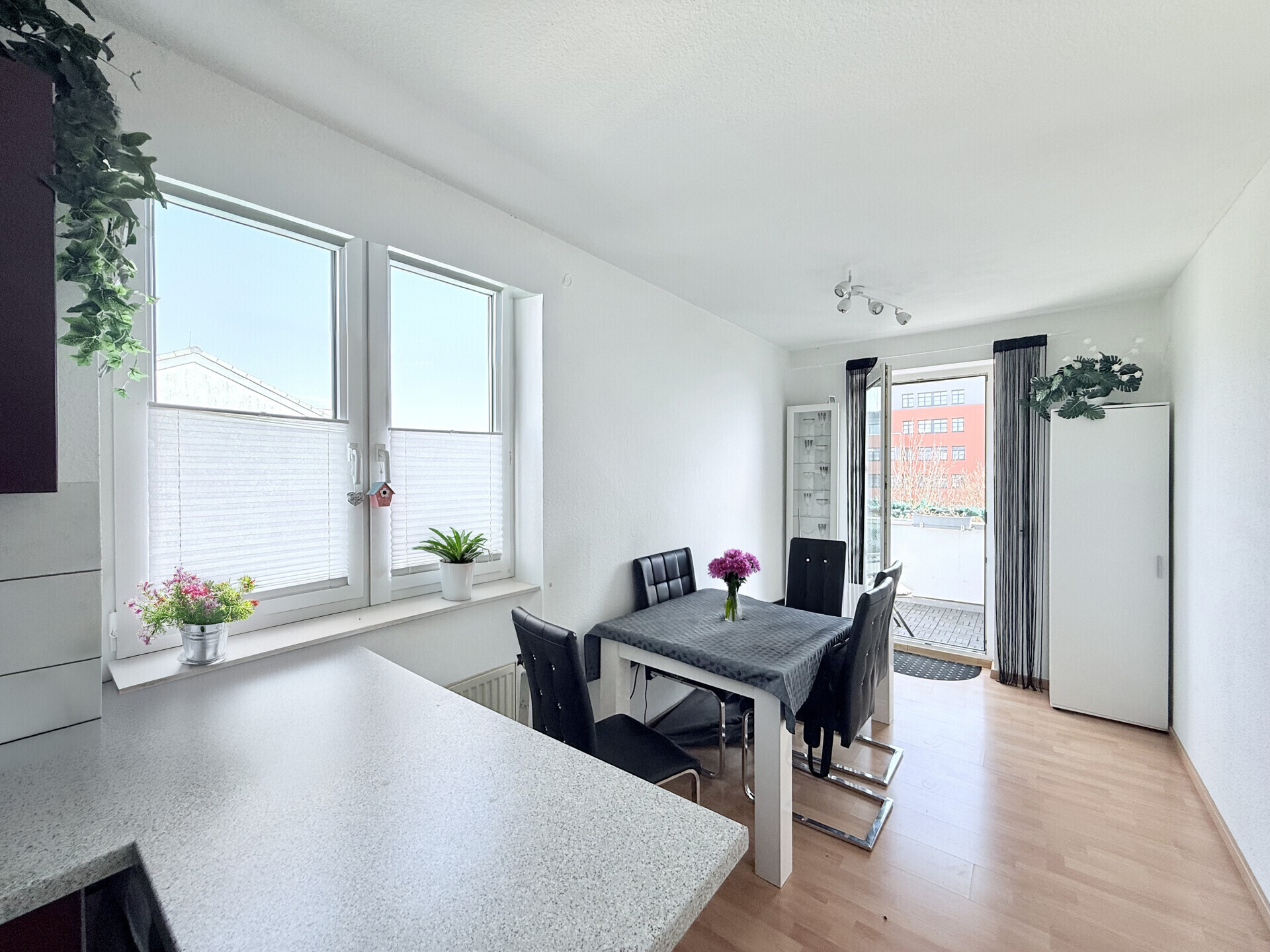 Essecke mit Zugang zum Balkon