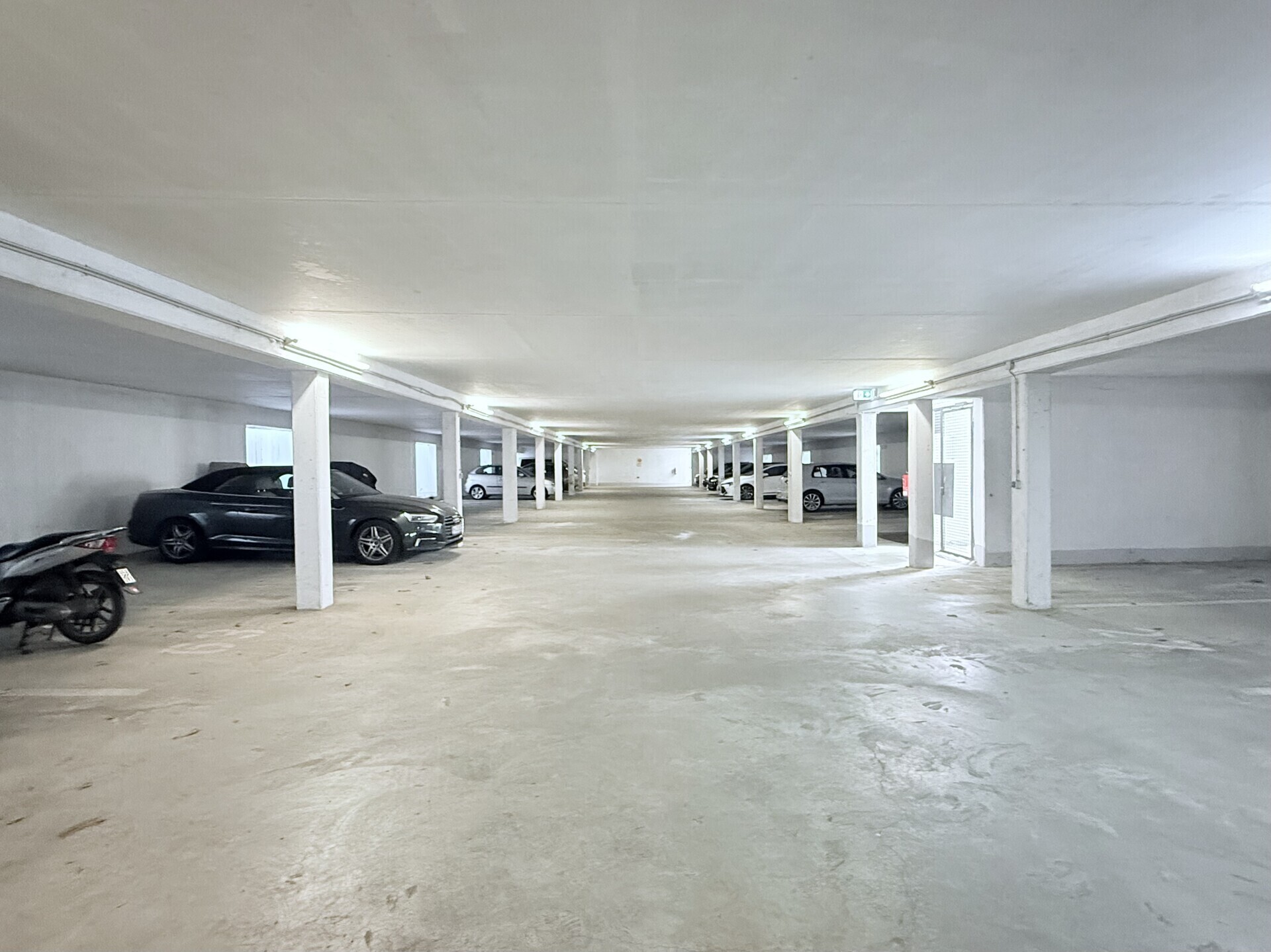 Großzügige Tiefgarage