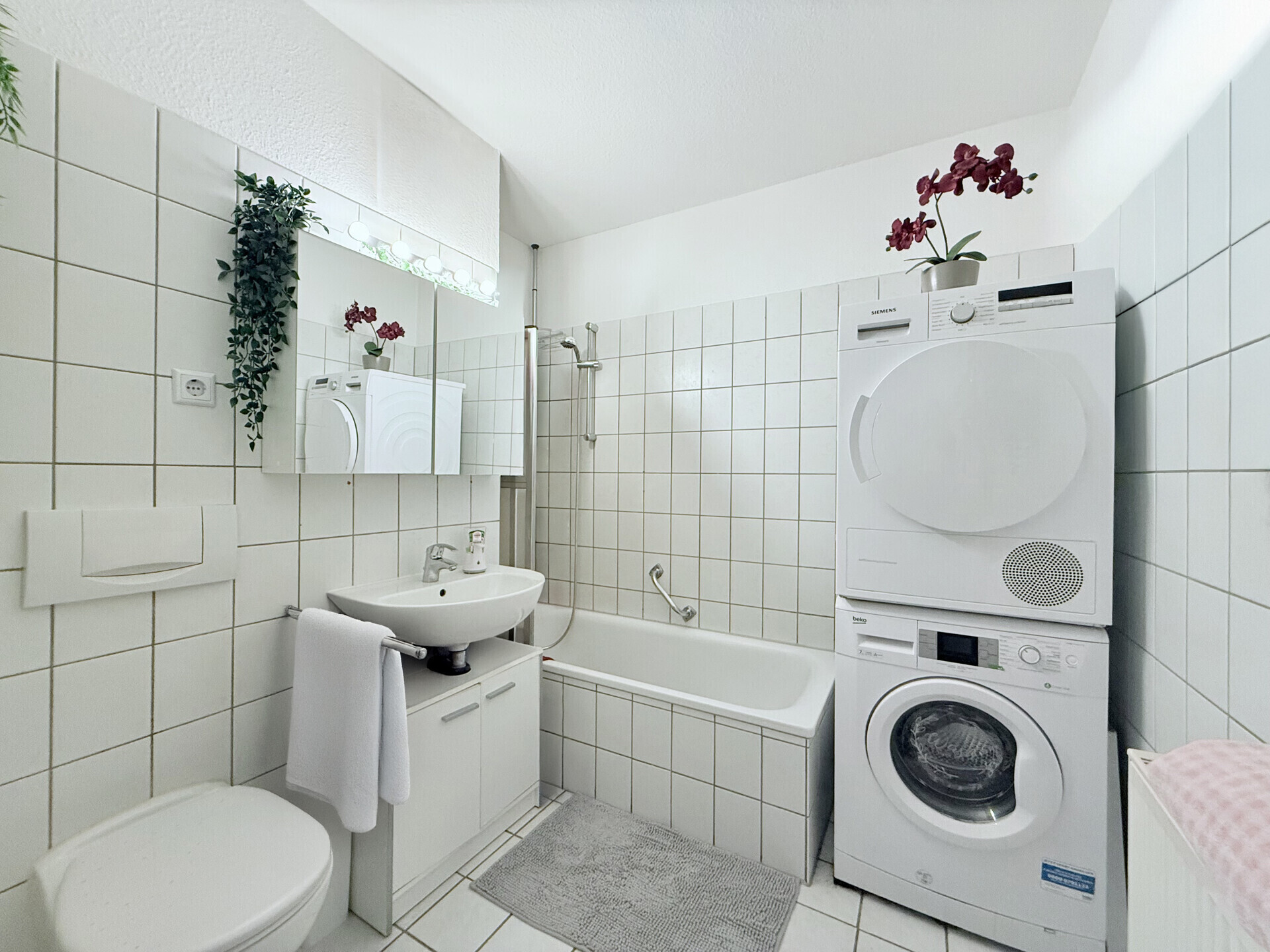 Zeitloses, weißes Badezimmer mit Badewanne
