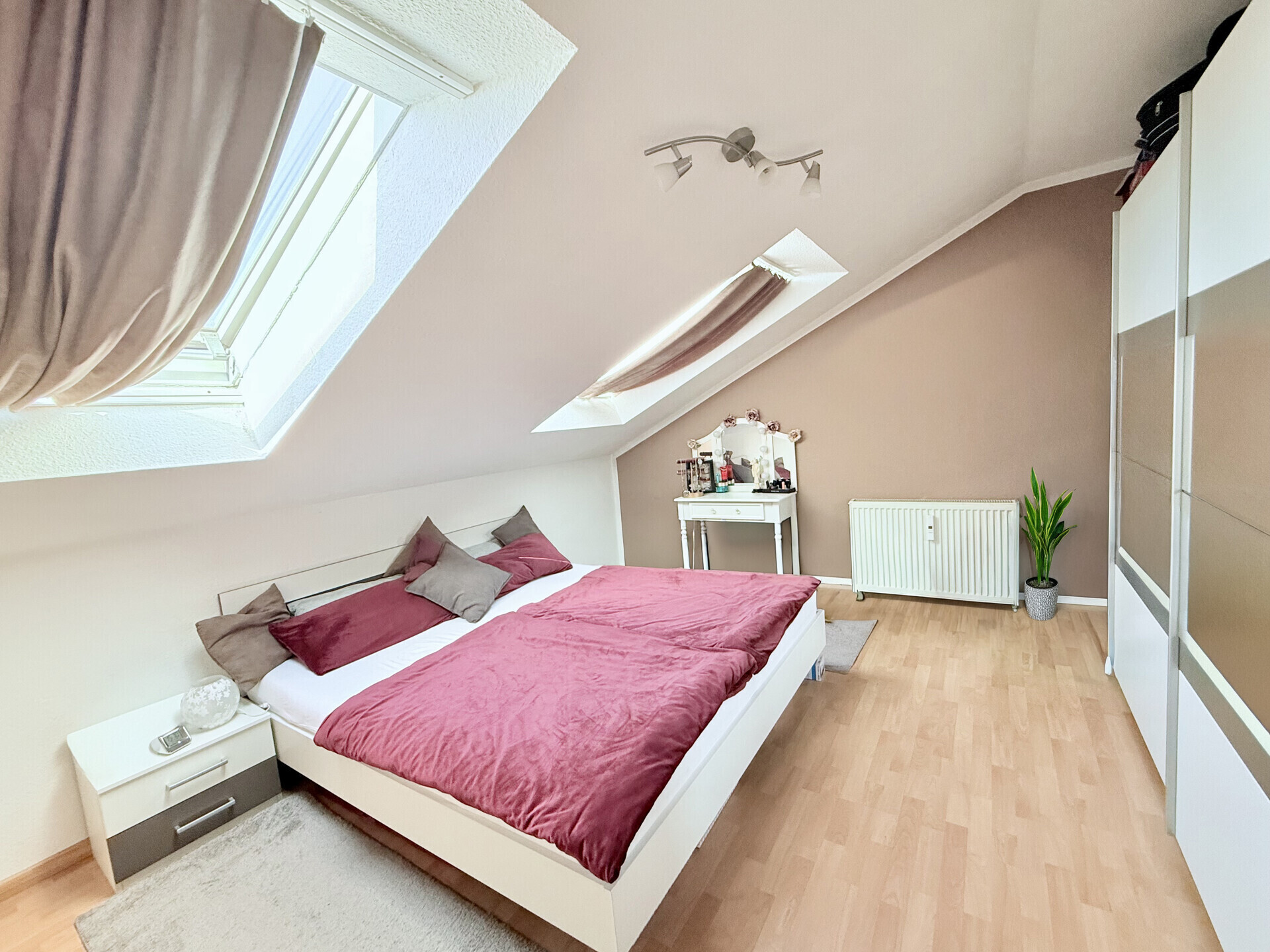 Geräumiges Schlafzimmer