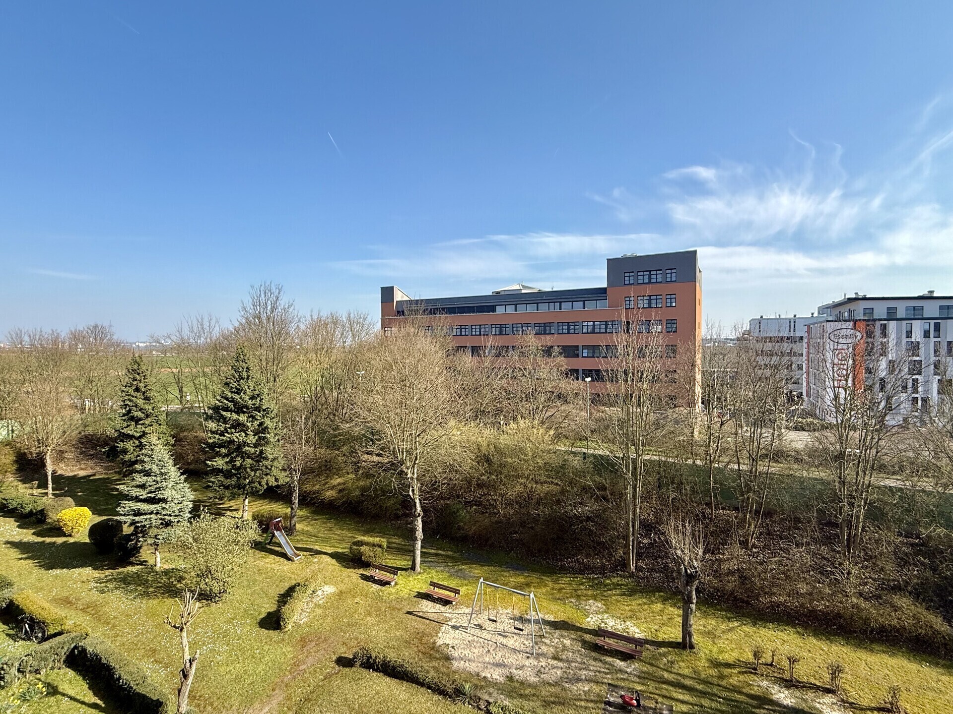 Sonnige Grünanlage mit Spielplatz
