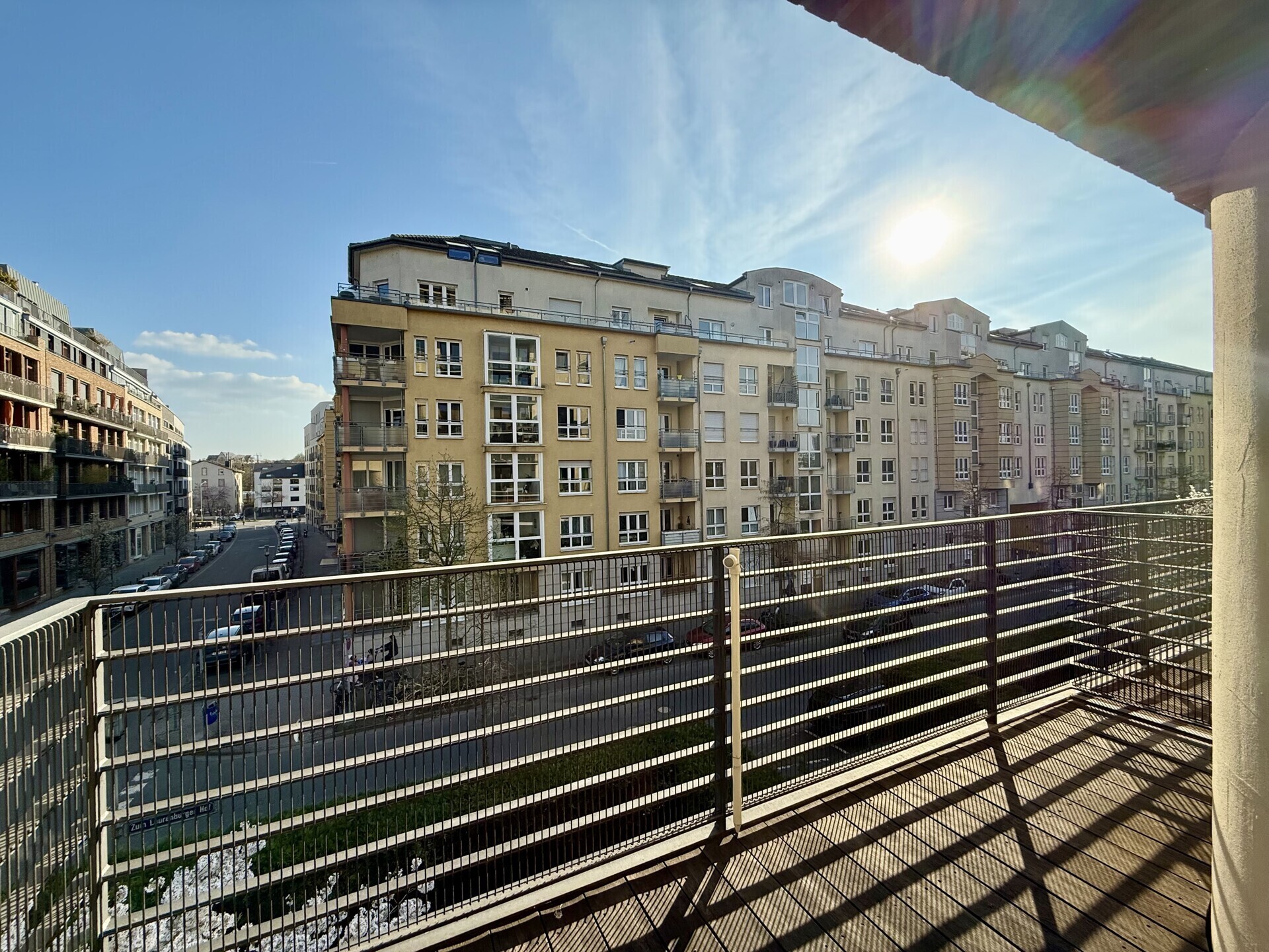 Teilweise überdachter Sonnenbalkon