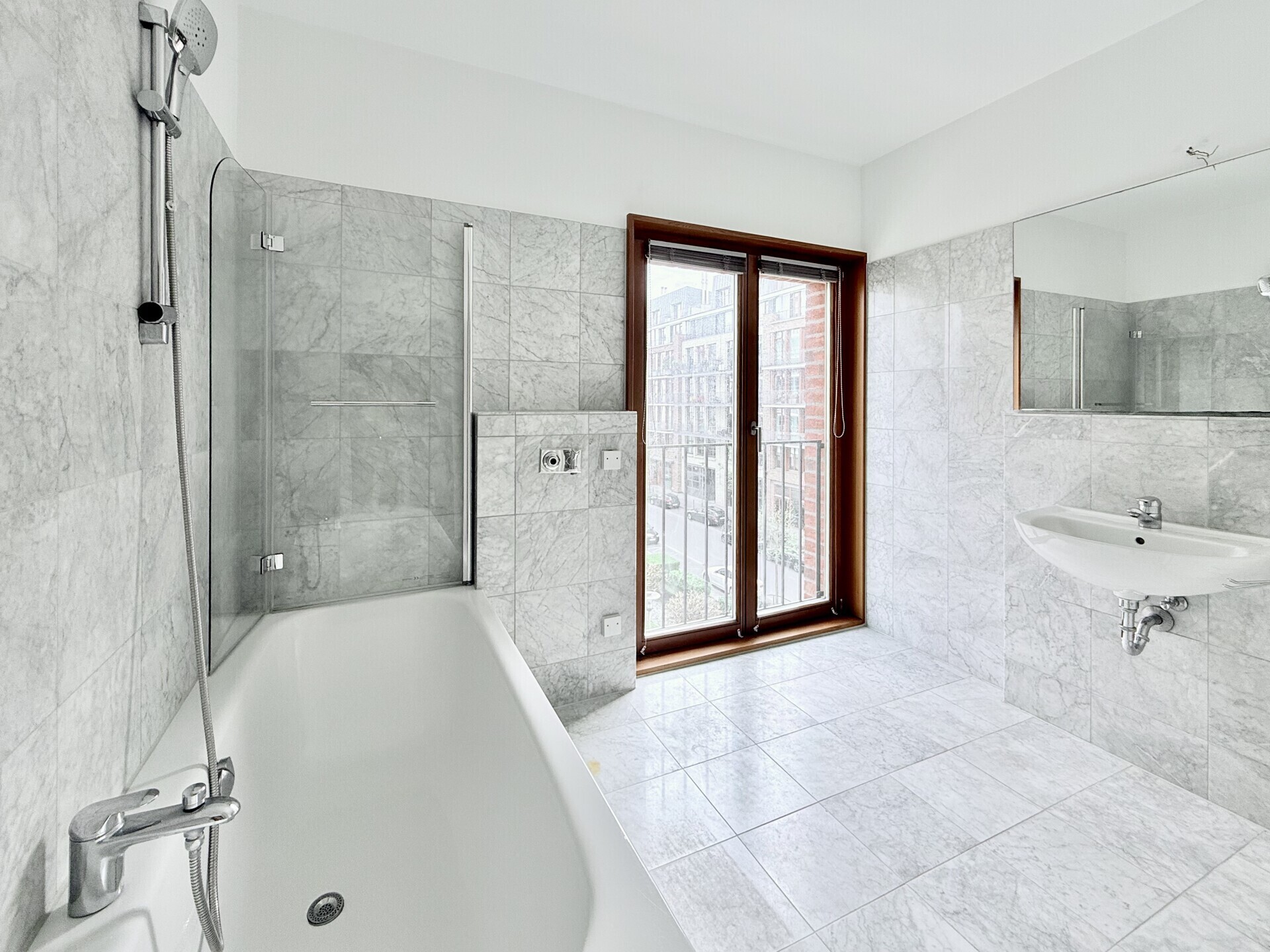 Badezimmer mit Badewanne und Waschmaschinenanschluss