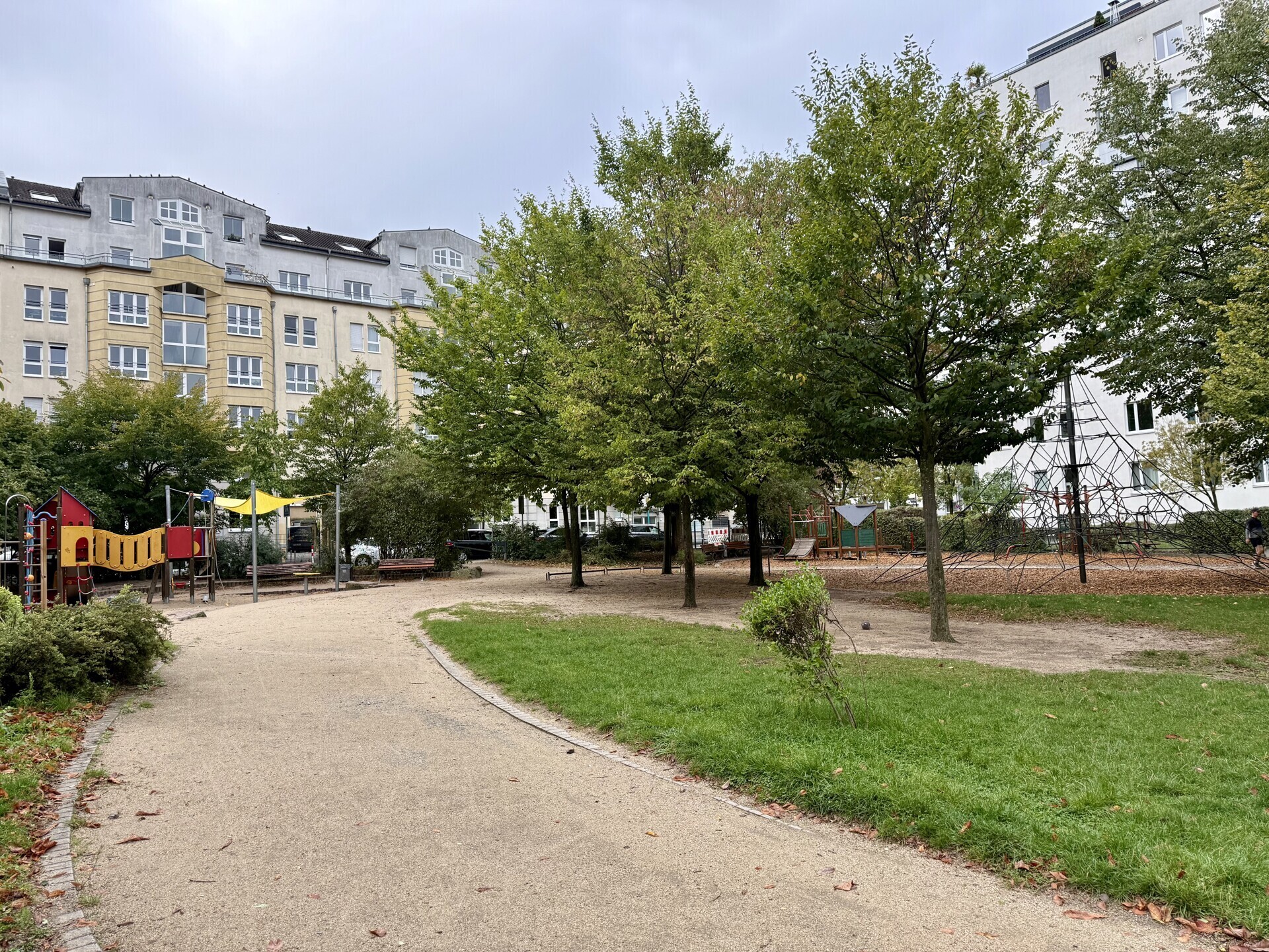 Großzügiger Spielplatz neben dem Gebäude