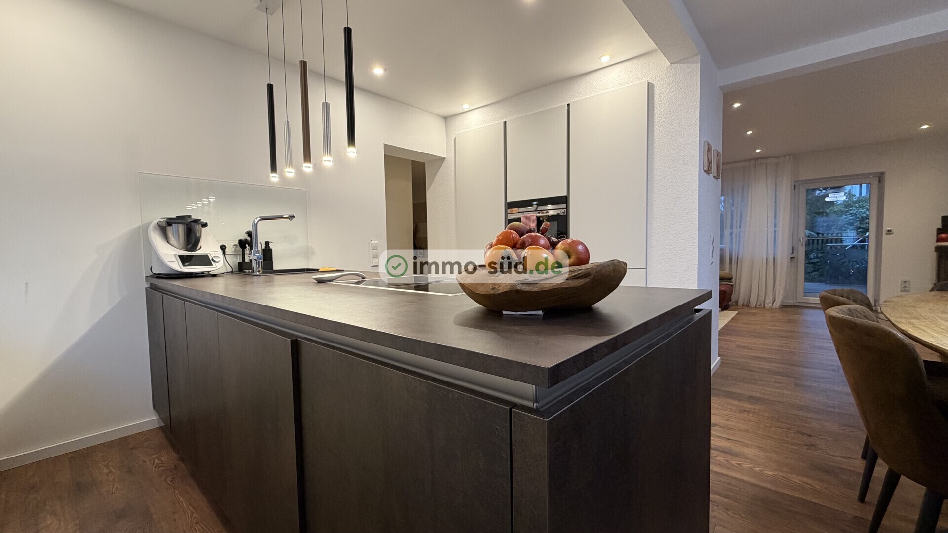 Hauptwohnung Kücheninsel