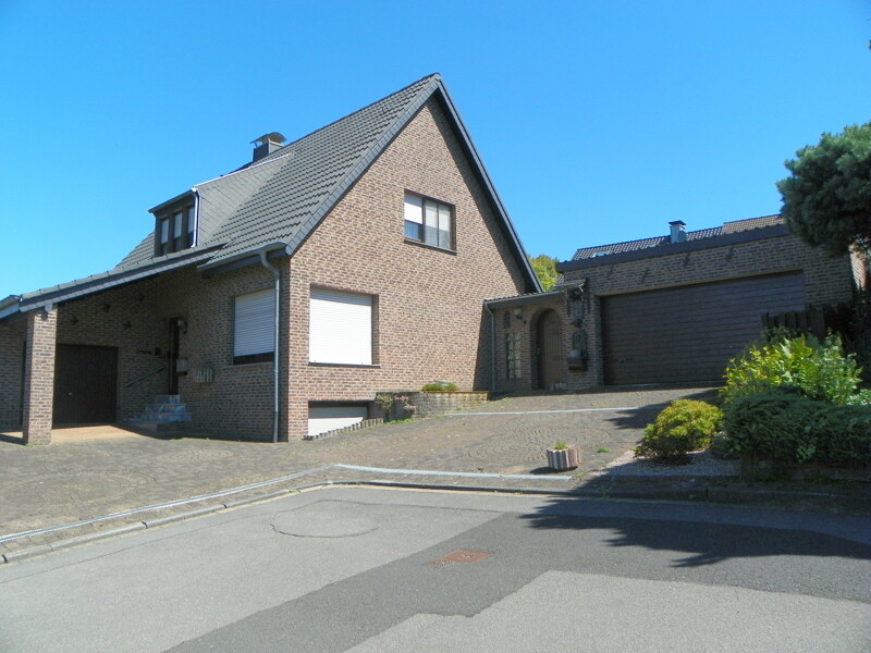 Hausfront m.D-Garage