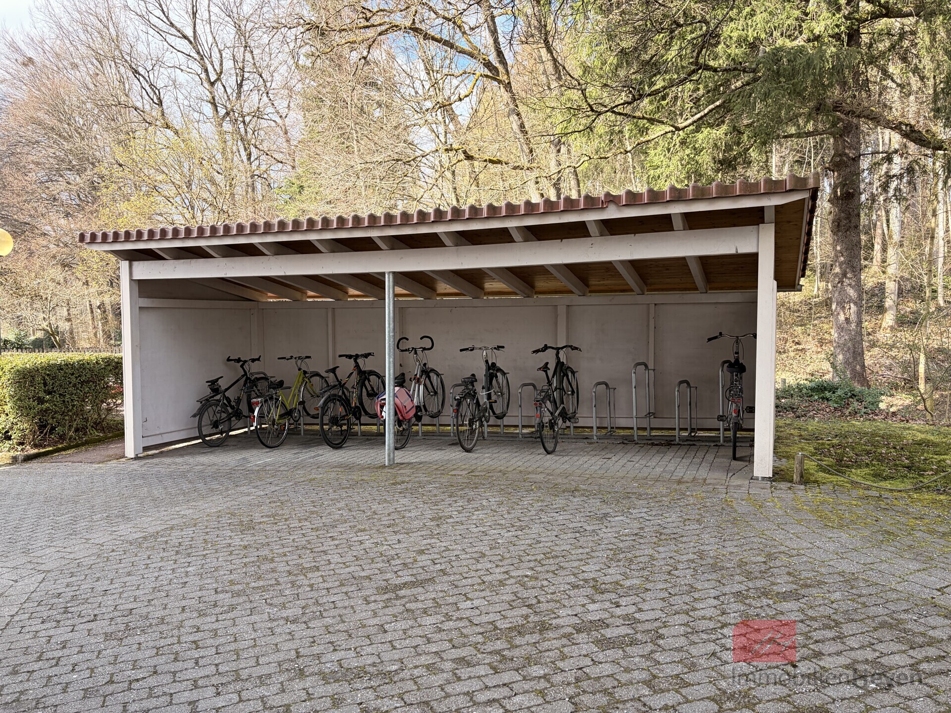 Fahrrad Carport vor dem Haus