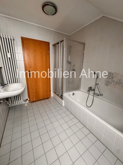 und Wanne und Dusche