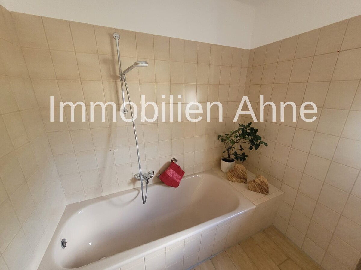 Bad mit Wanne 