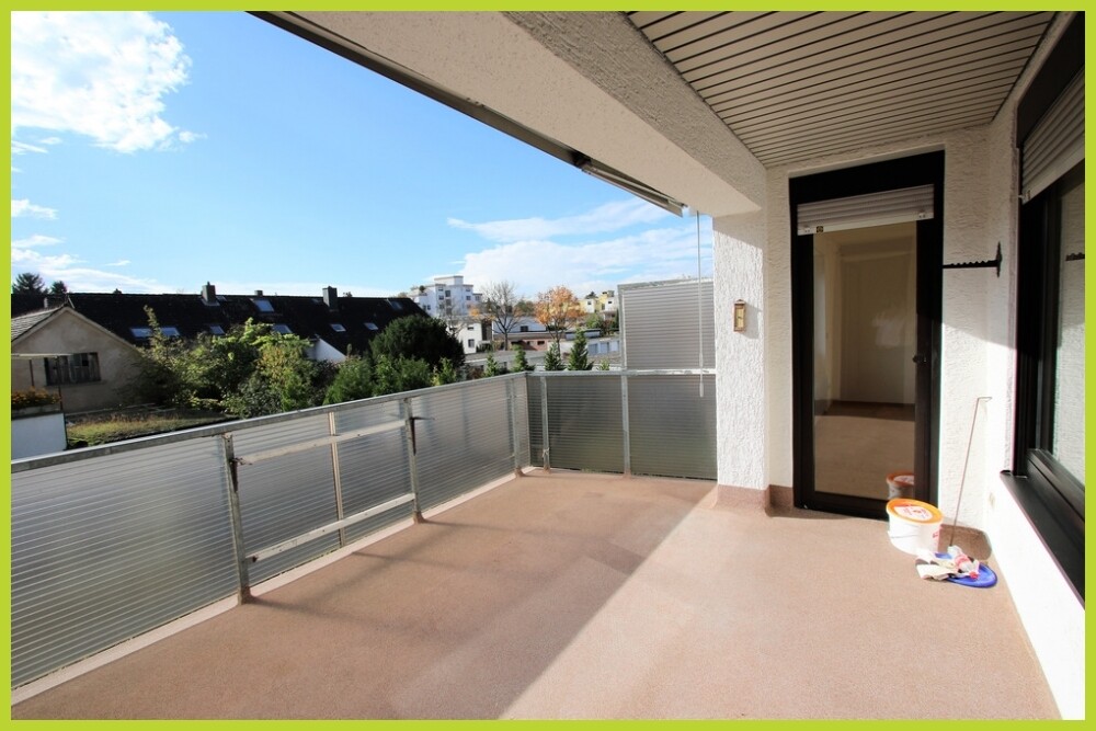 großer Balkon, teilweise überdacht