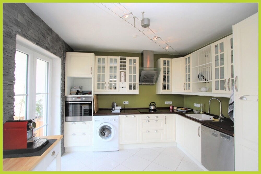 Küche mit Zugang zum Balkon