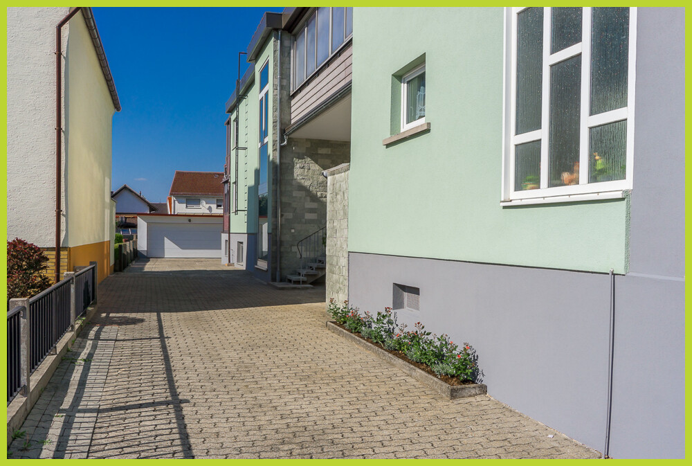 Hofeinfahrt mit Doppelgarage