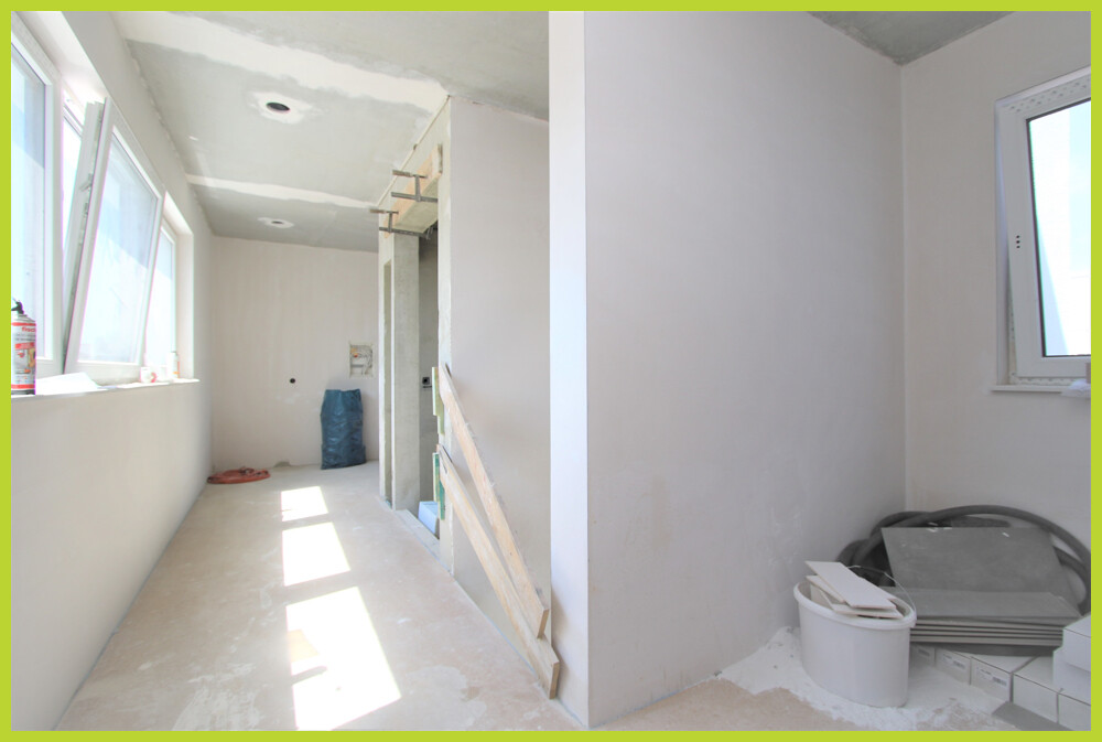 freundlicher und heller Hausflur mit Aufzug