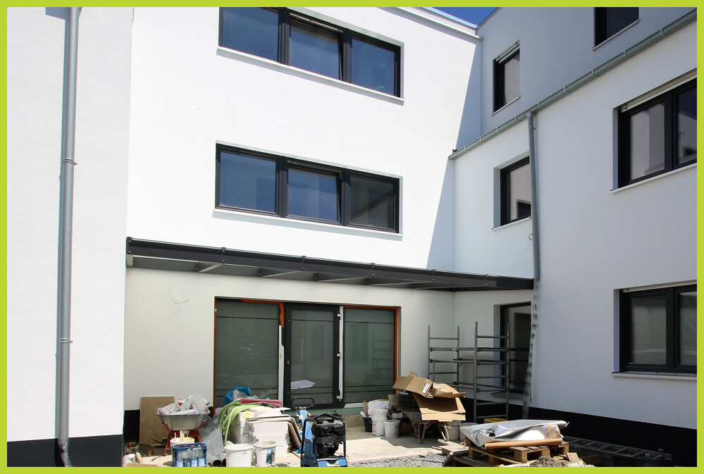 moderner und überdachter Hauseingang