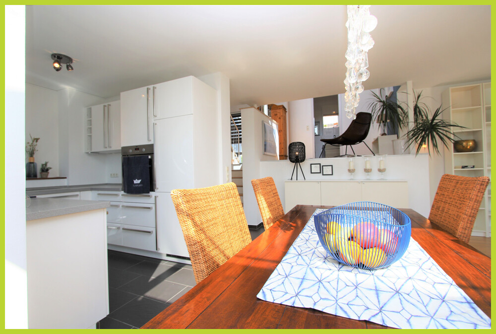 Essbereich mit Blick in die nächste Ebene