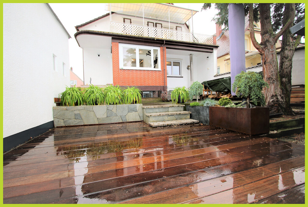 Sitzplatz mit Holzterrasse