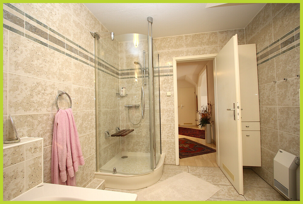Badezimmer mit Wanne und Dusche