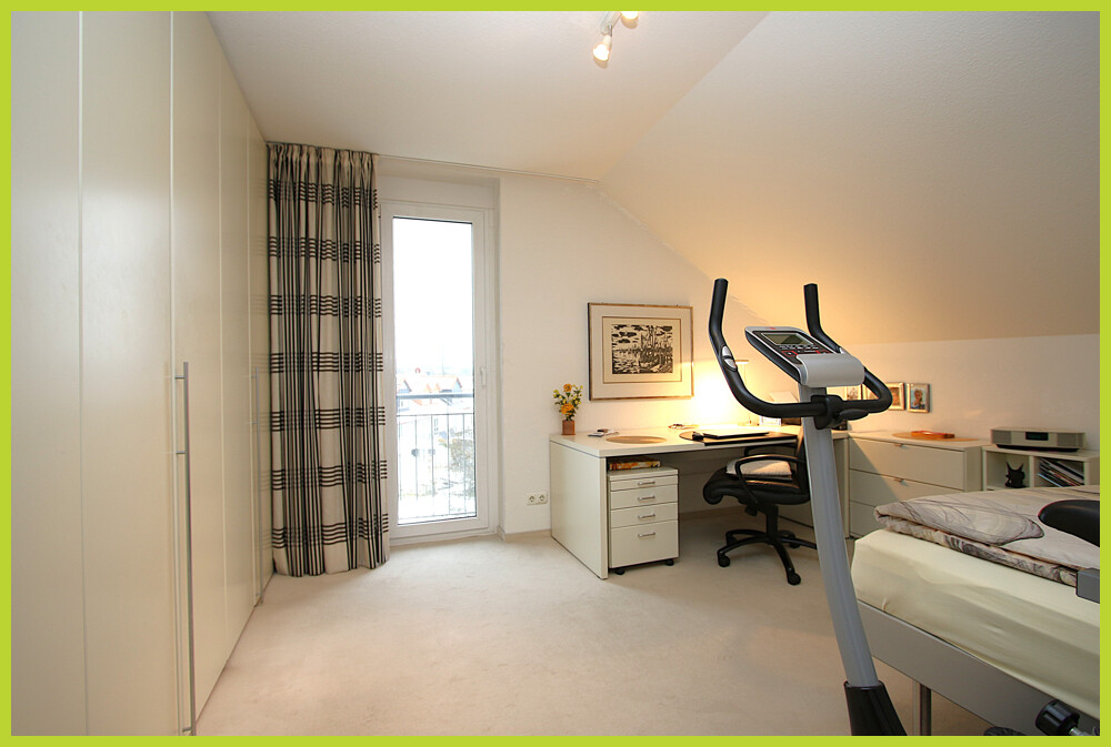 Schlafzimmer mit bodentiefem Fenster