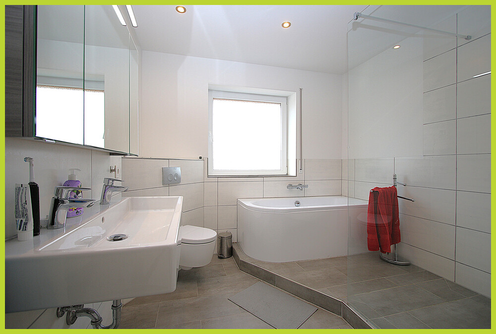 Badezimmer mit Wanne und XL Dusche