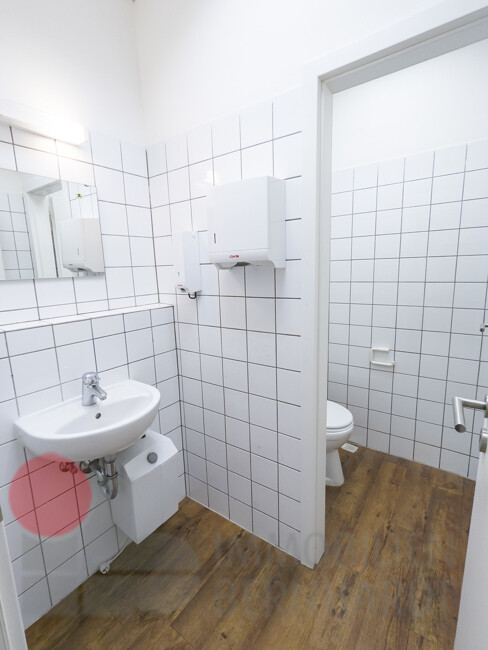 Waschbecken und WC