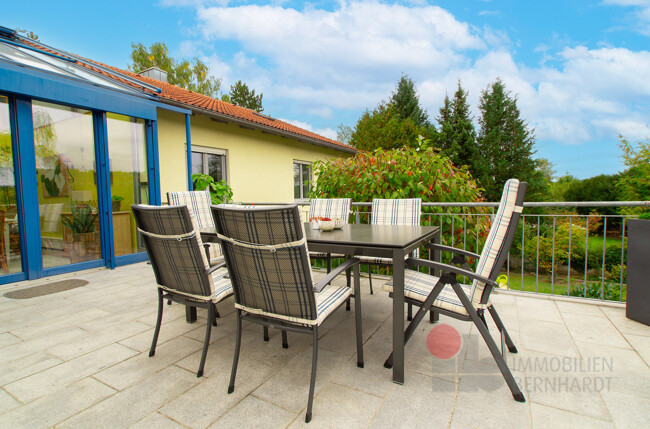 Terrasse mit Esstischgarnitur
