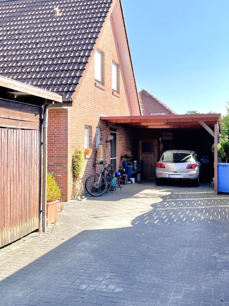 Ansicht mit Carport