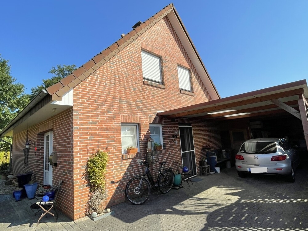 Ansicht mit Carport