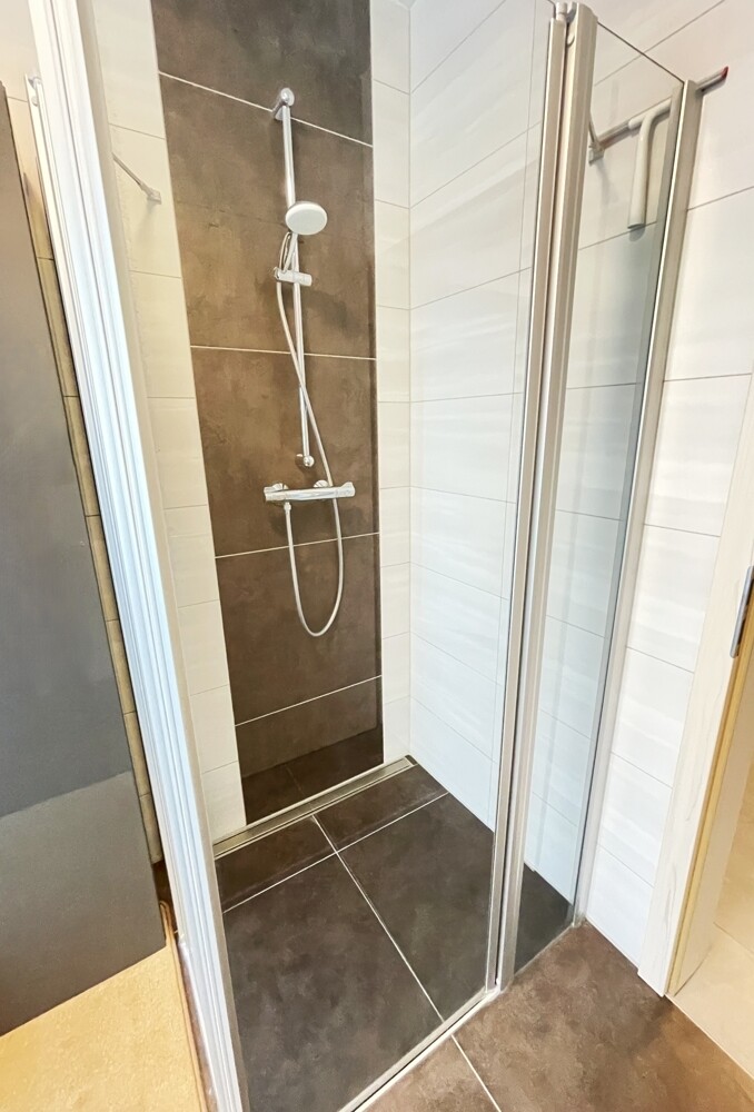 Bad mit ebenerdige, flache Dusche