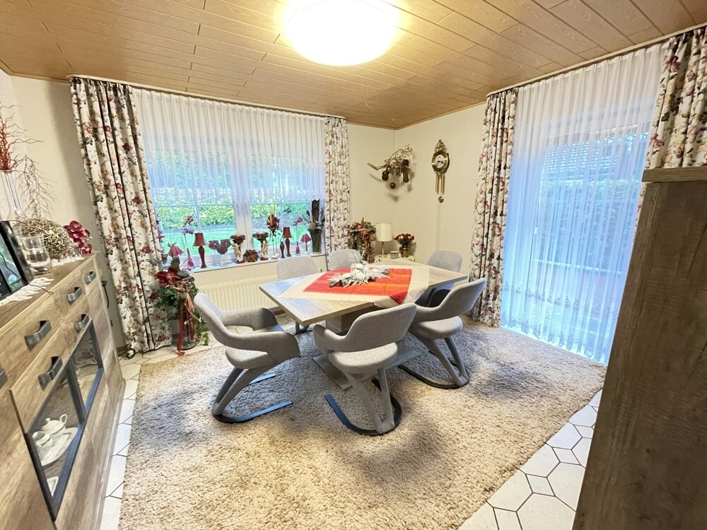 EG: Essen mit Zugang zur Terrasse