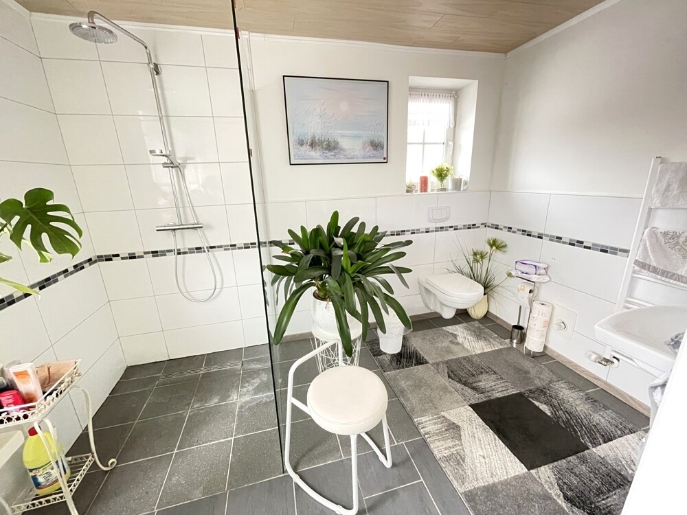 EG: Bad mit begehbarer Dusche