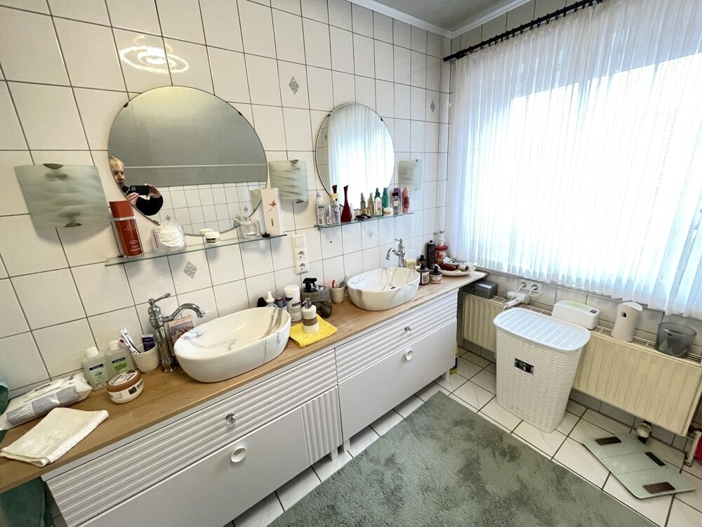 DG: Bad mit Dusche u. Wanne