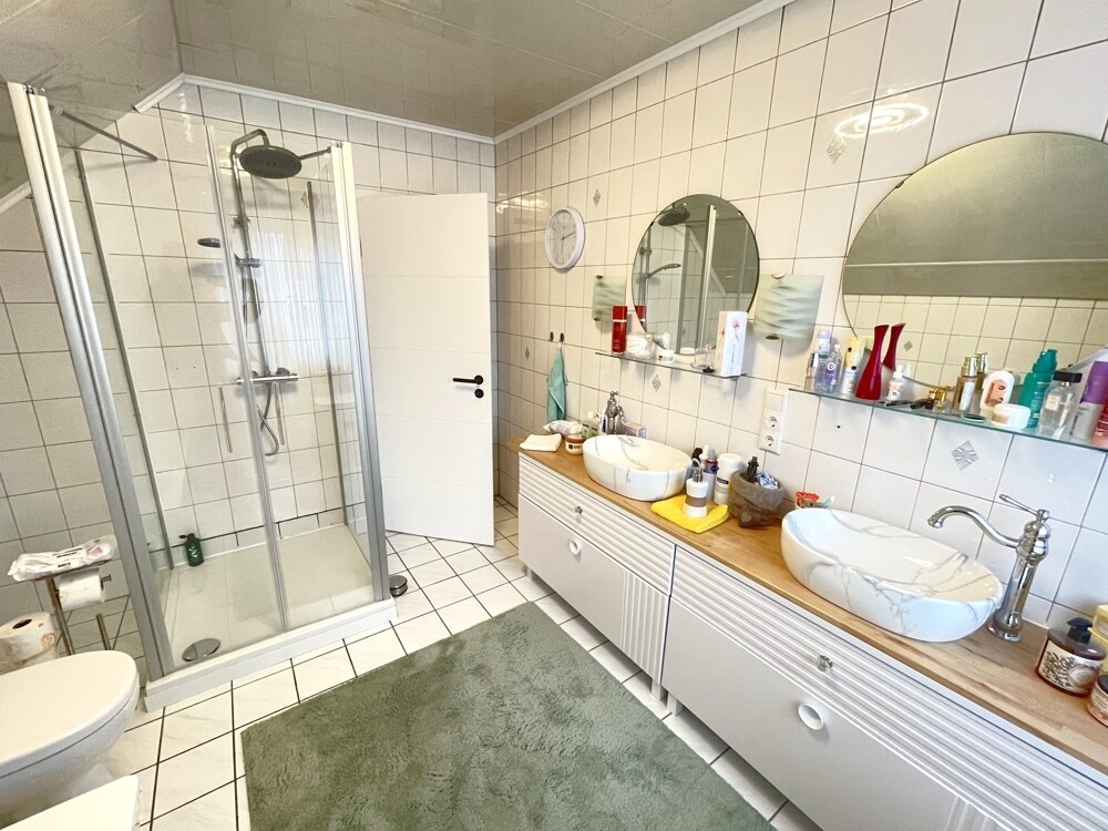 DG: Bad mit Dusche u. Wanne 