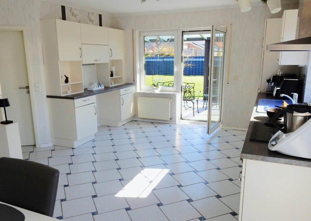 Küche mit Zugang zur überdachten Terrasse