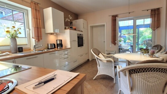 Küche mit Zugang zum Sommergarten