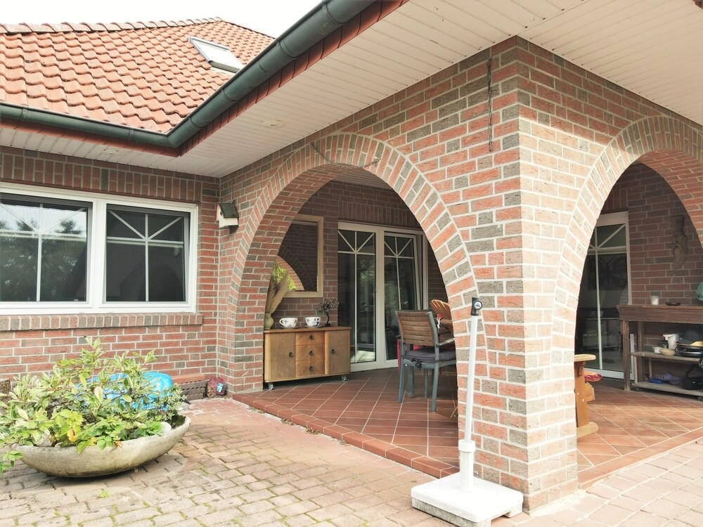 Terrasse mit Rundbogen und überdachte Eckterrasse