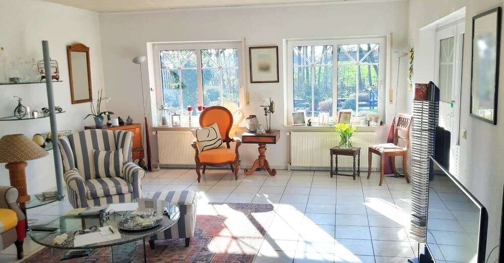 Wohnzimmer mit Zugang zur überdachten Eck-Terrasse