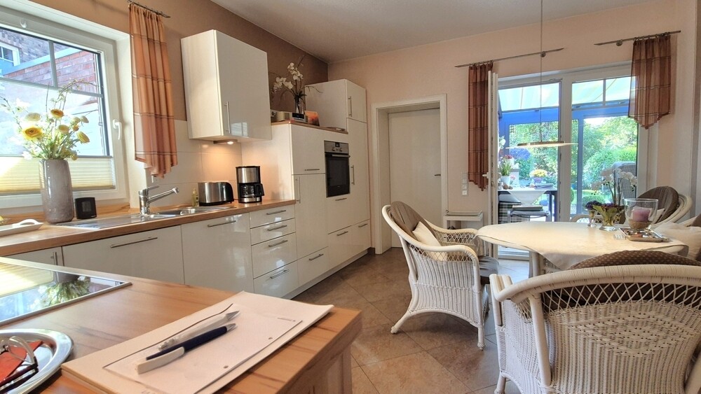 Küche mit Zugang zum Sommergarten