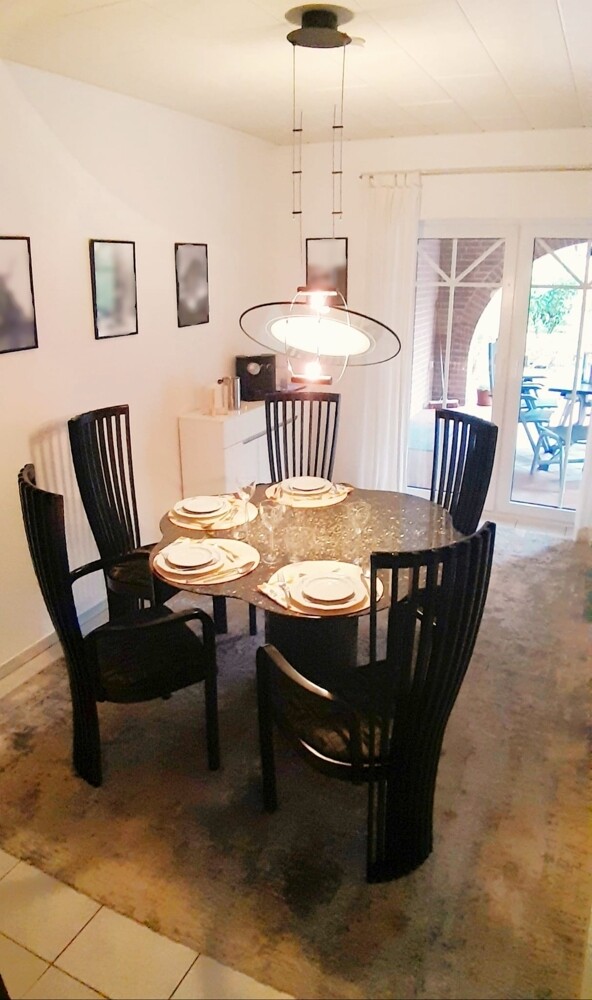 Esszimmer mit Zugang zur überdachten Eck-Terrasse