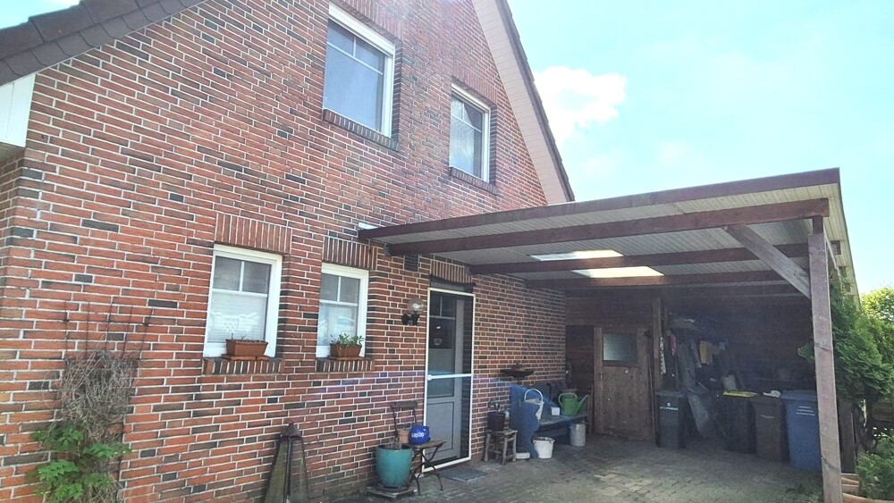 Ansicht mit Carport