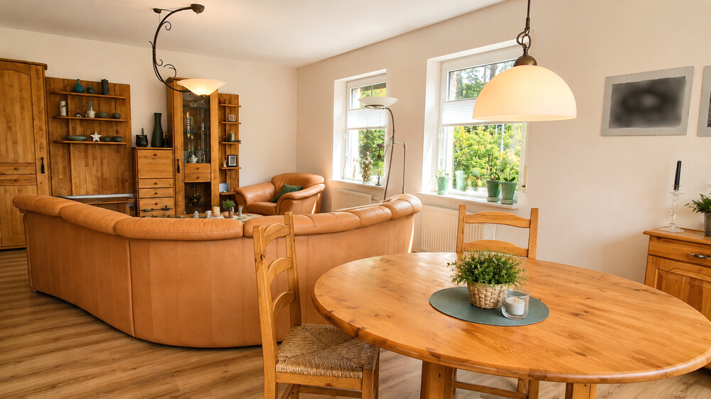 Wohnen/Essen mit Zugang zur Terrasse (Hinweis: Es ist ein KI bearbeitetes Bild und wurde von der KI aufgeräumt)