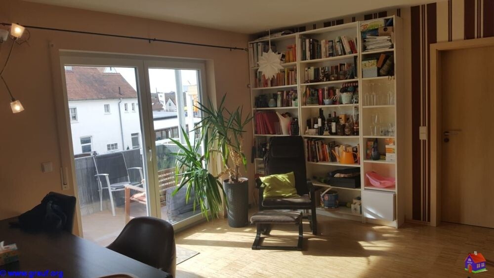 Wohnzimmer mit Balkonzugang