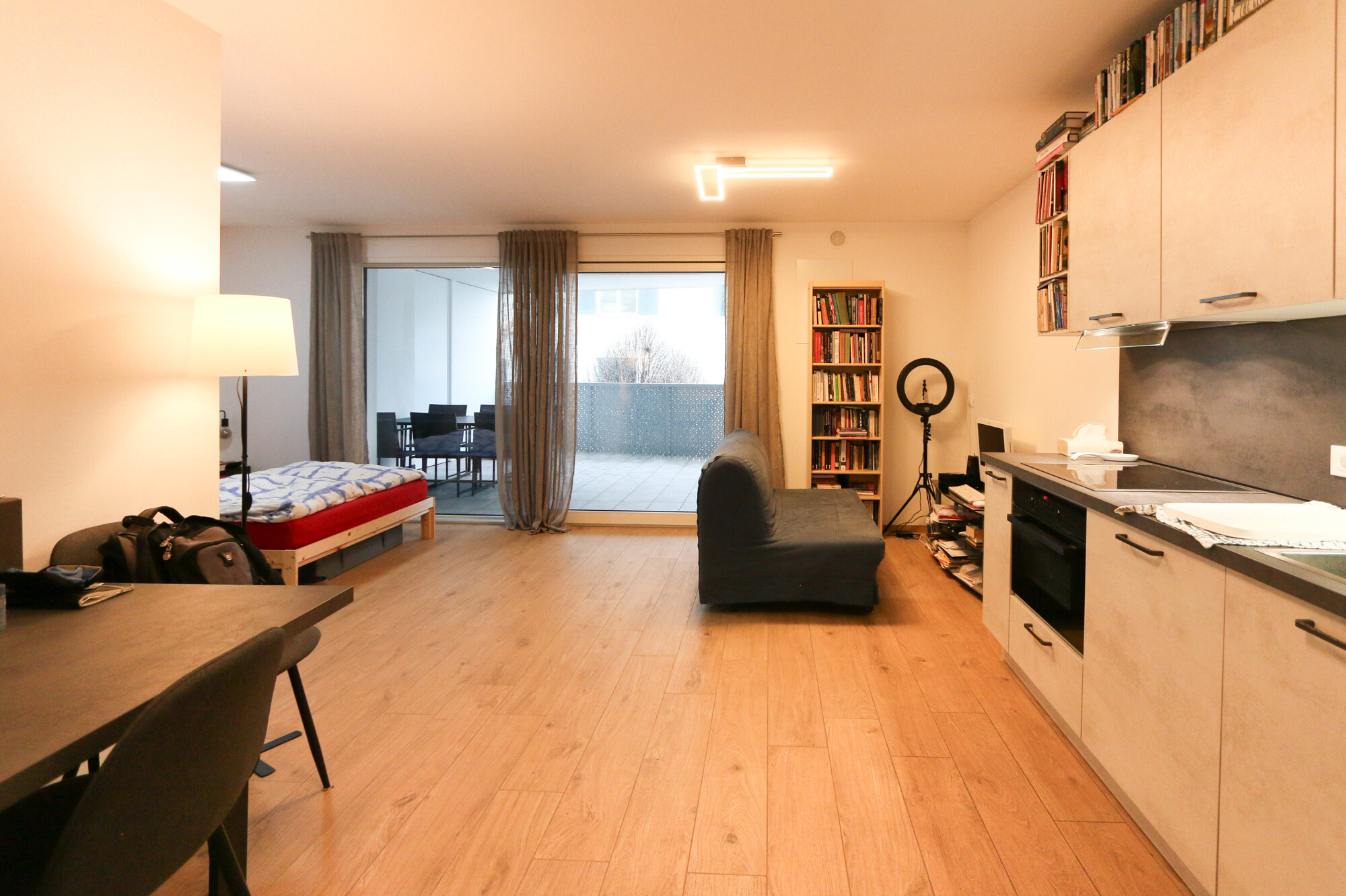 Wohn-/Schlaf-/Esszimmer/