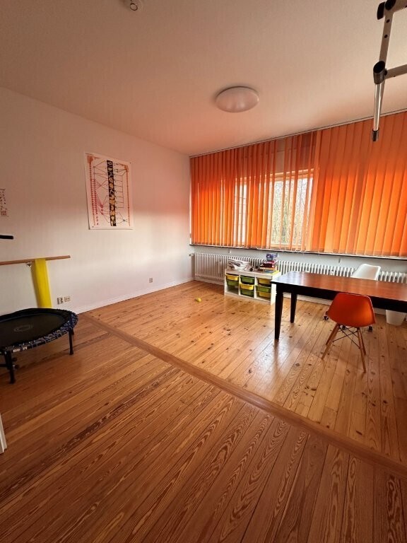 Grosses Zimmer nach hinten mittlere Etage