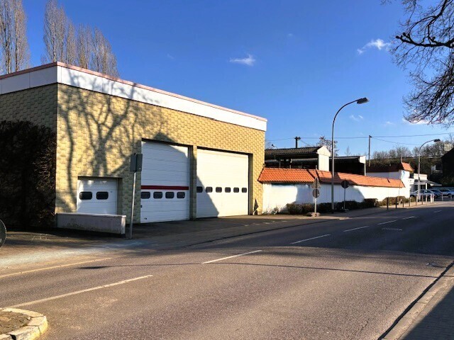 Halle mit Front