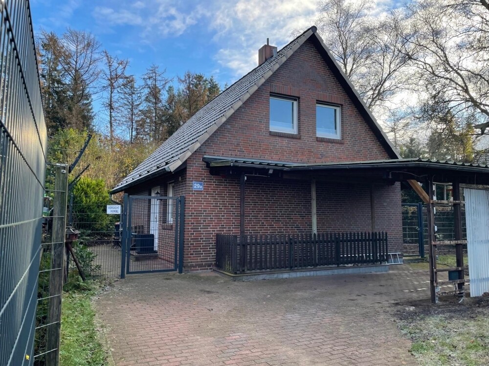 Hausansicht mit Carport
