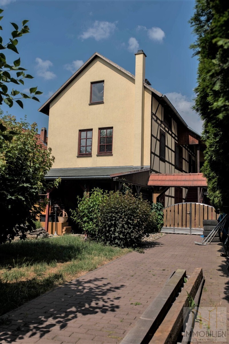 Hoftor mit Einfahrt  zum Carport