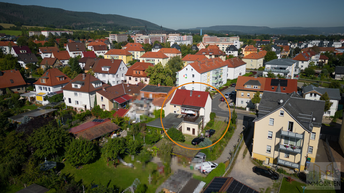 Die Thüringen-Kliniken im Hintergrund